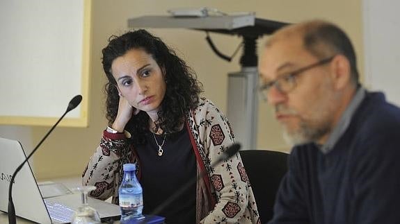 La doctora Gema Esteban y Pablo Aranda, en el Aula de Cultura de SUR.