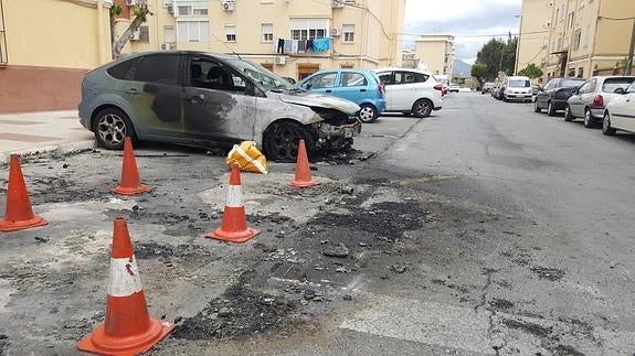 Uno de los vehículos afectados, en la calle Ingeniero Díaz Petersen, en Dos Hermanas