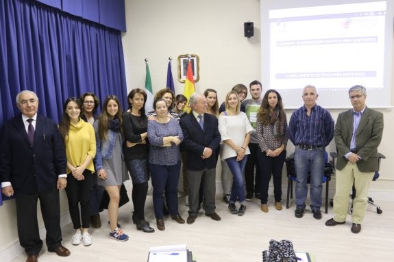 Profesores y alumnos de la Cátedra de Medicina Ética posan para Crónica. :: f. torres