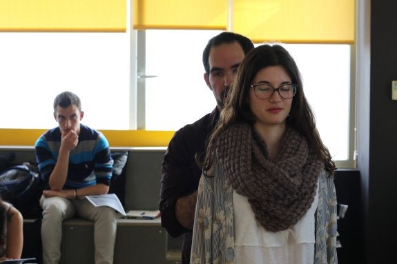 Darío Benítez pone en práctica la hipnosis con una de las alumnas. 