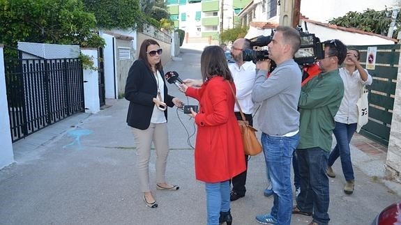 Una de las vecinas atiende a los medios, esta tarde a las puertas del bloque.