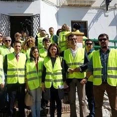 Funcionarios y dirigentes del PP, hoy a las puertas del juzgado torroxeño. 