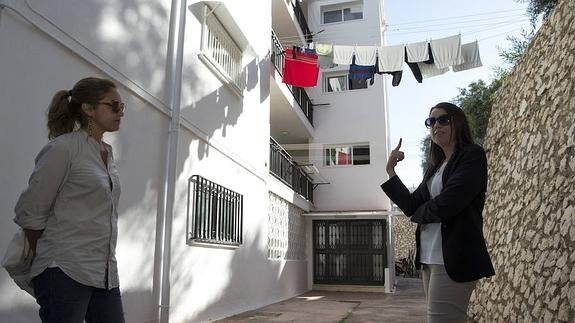 Dos de las vecinas del inmueble donde se alojó el sospechoso, ayer, en el portal del edificio, situado en la calle del Tajo