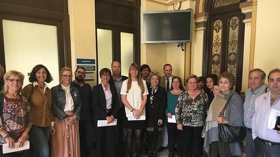 María Gámez y Estefanía Martín Palop, con representantes de asociaciones que apoyan la medida, ayer en el hall del Ayuntamiento.