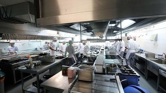 Alumnos en la cocina de la escuela tras la reapertura. 