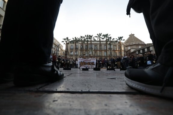 Concentración en la plaza de la Constitución, que se celebra los segundos miércoles de cada mes, a las 20.00 horas. :: S. Fenosa