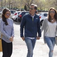 Paco González, junto a su mujer y su hija hoy antes de iniciarse el juicio.