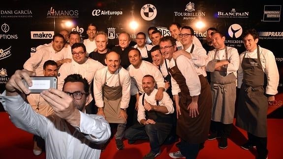 Quique Dacosta se hizo su clásico ‘selfie’ con sus otros 18 compañeros, anoche en Marbella. 