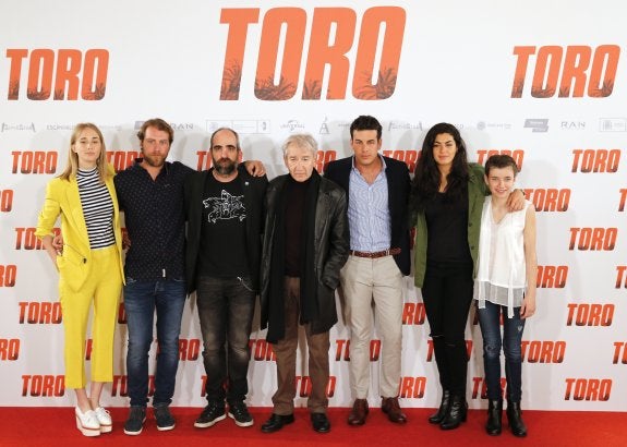 De izda. a dcha. Los actores Ingrid García-Jonsson, José Manuel Poga, Luis Tosar, José Sacristán,       Mario Casas, Nya de la Rubia y Claudia Vega.