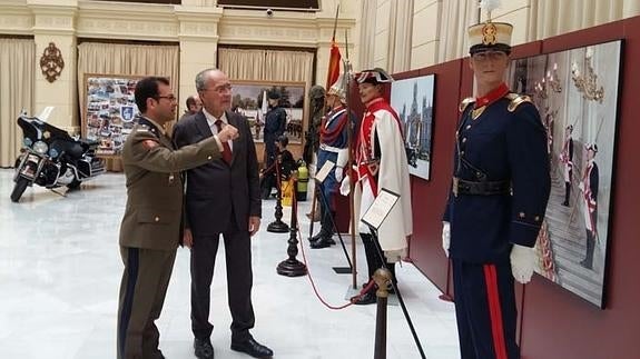 Exposición en el Patio de Banderas.