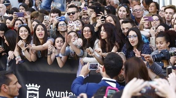 Las fans fueron muy madrugadoras para captar la mejor foto en la alfombra roja. 