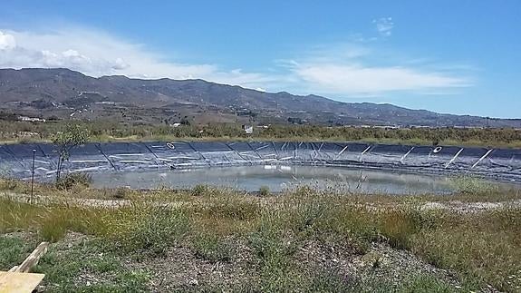 Balsa, nunca usada, construida en la última sequía para reutilizar el agua de la EDAR de Vélez. 