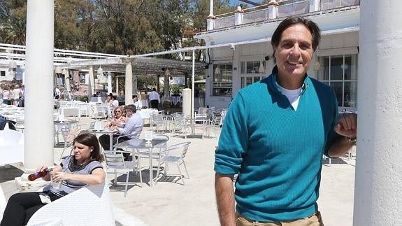 El empresario, el pasado fin de semana en la terraza de los Baños del Carmen. 
