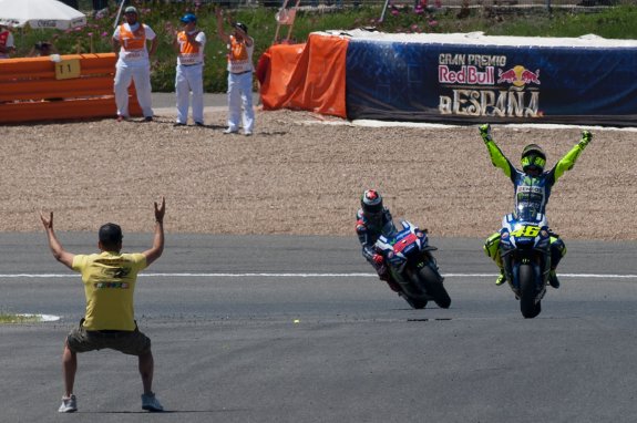Rossi celebra su victoria, por
delante de los españoles Lorenzo,
en la carrera de MotoGP en Jerez.
:: jorge guerrero. AFP