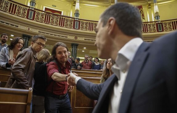 Pablo Iglesias y Pedro Sánchez se saludan en presencia de Errejón y Bescansa. :: p. campos / efe