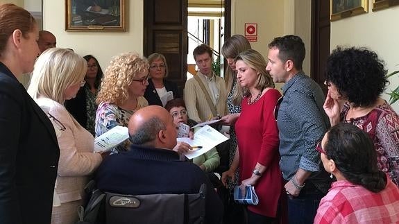 Los ediles Bazalo, Ramos, Porras, Martín Palop, Doña, Espinosa y Jiménez abordan con los protagonistas, en el pasillo, que puedan usar los carriles bici. 