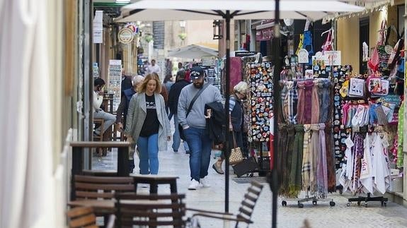 La calle Santa María, con mesas de restaurantes y tiendas de souvenir.