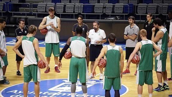 Los jugadores del Unicaja atienden las indicaciones de Joan Plaza antes de un entrenamiento. 