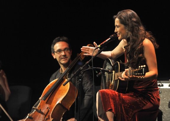 Silvia Pérez Cruz, en un momento de su concierto, anoche en el Cervantes. 