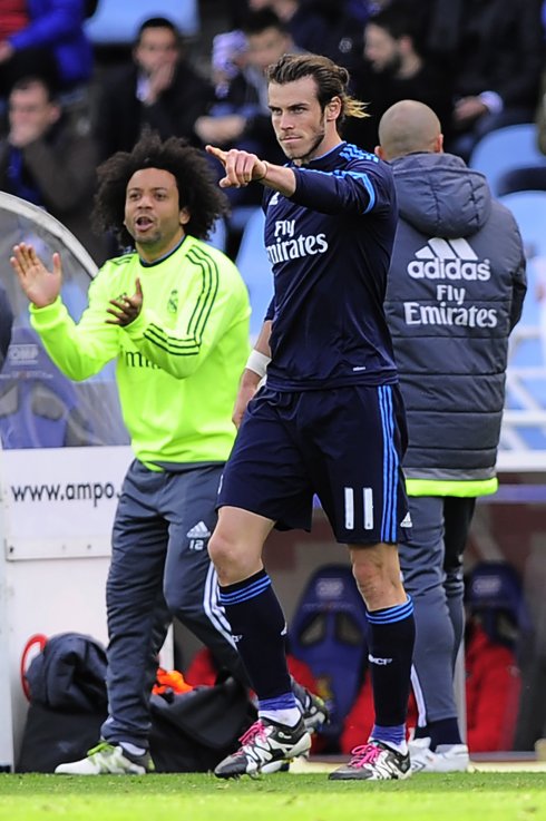 Bale hace un gesto a sus compañeros en Anoeta. :: ANDER GILLENEA. AFP