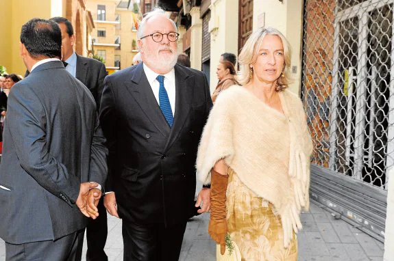 El exministro Miguel Arias Cañete junto a su esposa, Micaela Domecq. :: juan josé ubeda