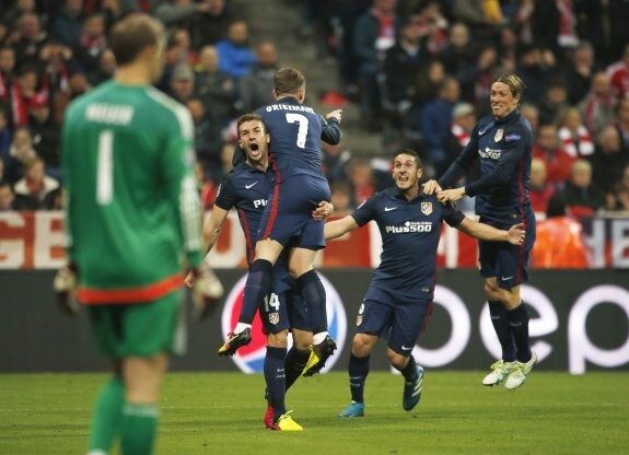 Gabi abraza tras el 1-1 a Griezmann, que lo celebra con Koke y Torres ante un Neuer, en primer plano, abatido. :: REUTERS