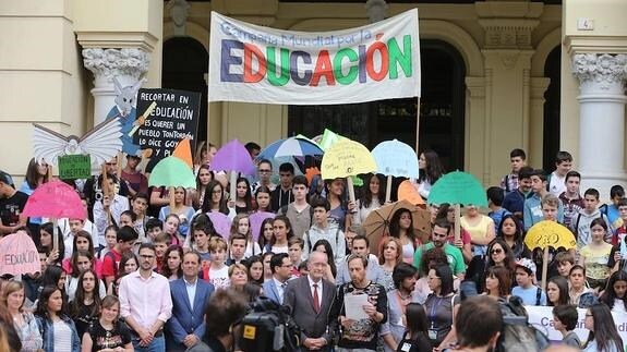 Cerca de 250 alumnos malagueños participan en una 'paraguada' por la financiación de la educación