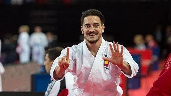 Quintero, en Montpellier, señalando las seis finales europeas en su palmarés.