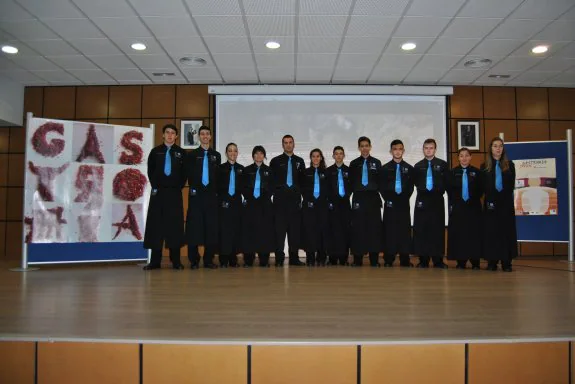 Alumnos de la Escuela de Hostelería de Benahavís en la presentación de 'Gastromía'. :: L.P.
