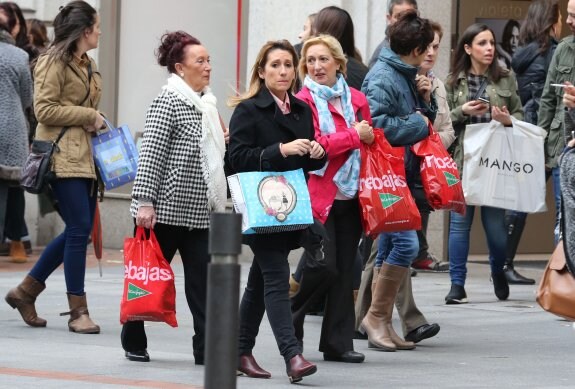 Varias mujeres realizan compras en una zona comercial. :: PEDRO URRESTI