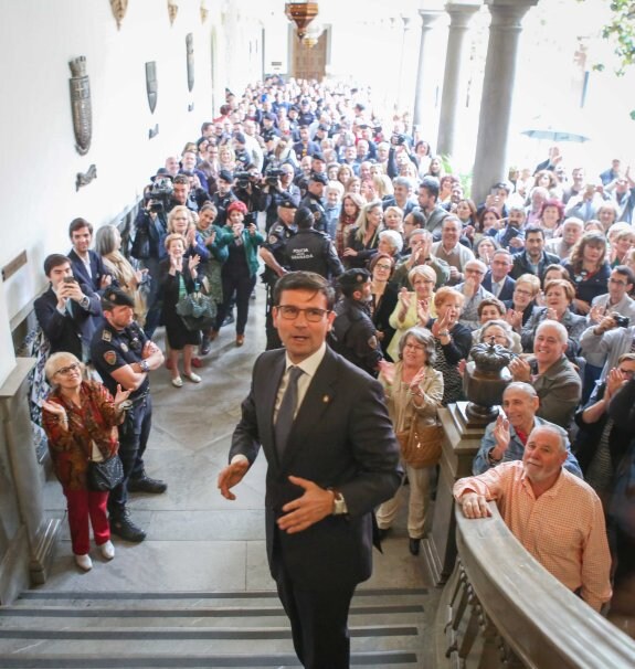 Francisco Cuenca se convierte en el séptimo alcalde de Granada en el periodo democrático. :: ramón l. pérez