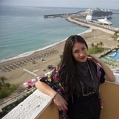 Celia Flores posa desde una terraza de La Malagueta, el barrio de su infancia.