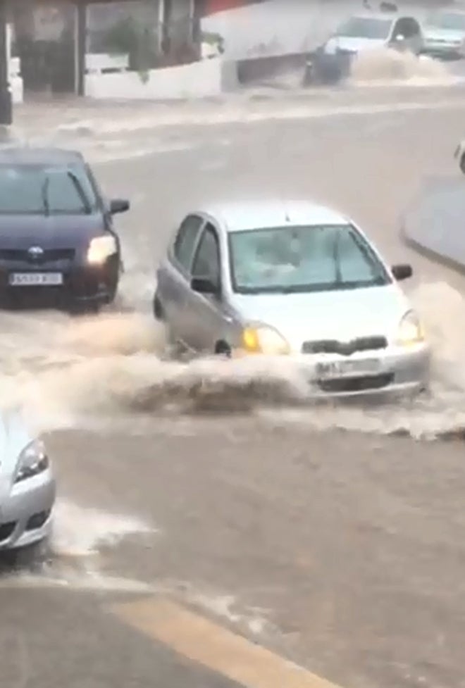 Un fuerte aguacero causa riadas y balsas de agua en diversas zonas de Málaga