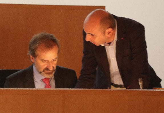 Sichar y Conejo, durante un pleno de la institución provincial. :: sur