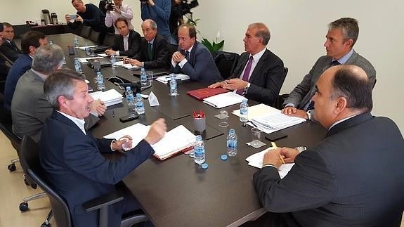 La concesionaria del metro rechaza el 'metrobus' del alcalde y advierte de la posible paralización del servicio