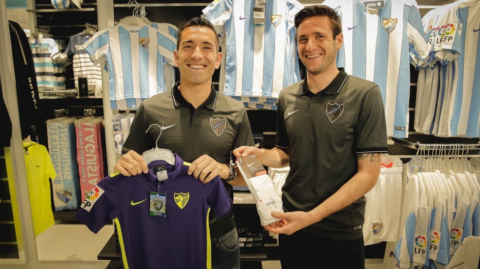 La nueva Tienda Oficial del Málaga sustituye a Libritos en la Plaza de la Judería