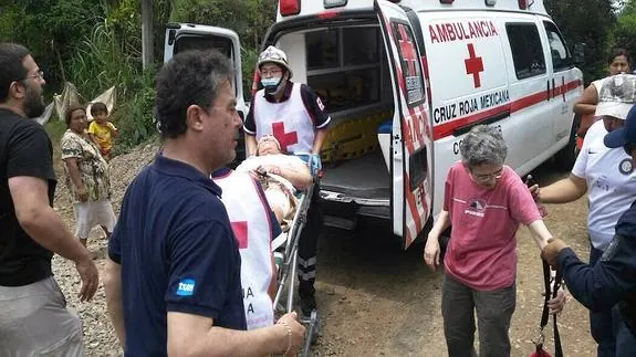 La periodista, atendida por miembros de Cruz Roja