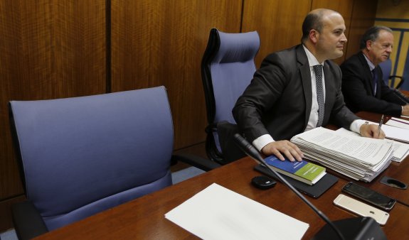El presidente de la Comisión. Julio Díaz (C´s) junto al sillón vacío que debía ocupar la ministra . :: efe

