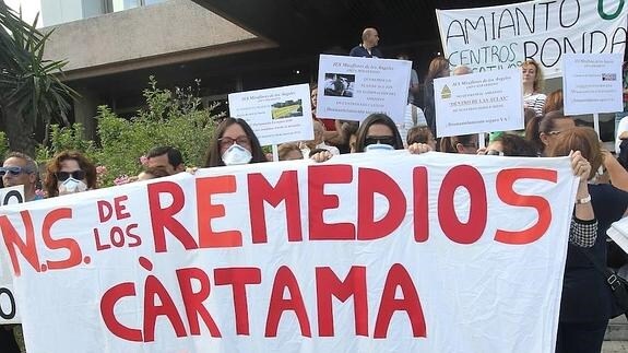 Asociaciones de padres se concentran para pedir la retirada de amianto en los colegios de sus hijos