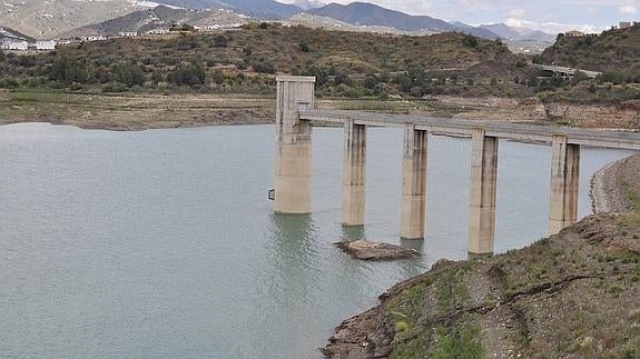 Aspecto que presentaba el embalse de La Viñuela el viernes 13, con apenas 77,04 hm3 almacenados, menos de la mitad de su capacidad