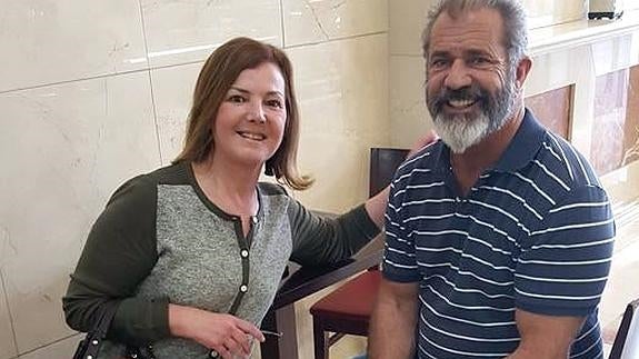 Natividad García, una vecina de Ronda, con Mel Gibson en una confitería.