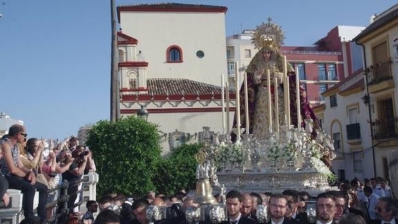 La Virgen recorre el barrio de la Trinidad. 