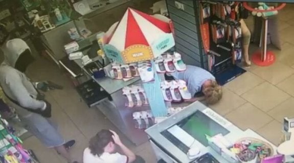 La cámara de seguridad captó el atraco.
