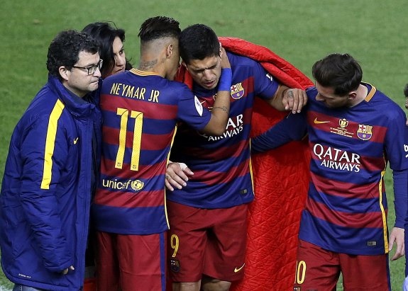 Neymar y Messi consuelan al lesionado Luis Suárez. :: c. moya / efe