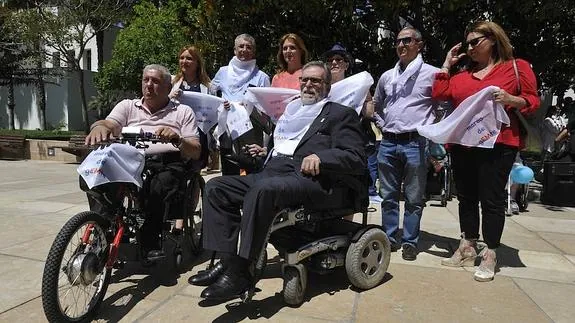 Ayer se celebró un acto en la calle Alcazabilla con motivo de la celebración del Día Mundial de la Esclerosis Múltiple. 