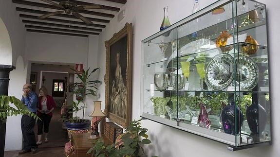 Las artes decorativas protagonizan el discurso del Museo del Vidrio de Málaga.