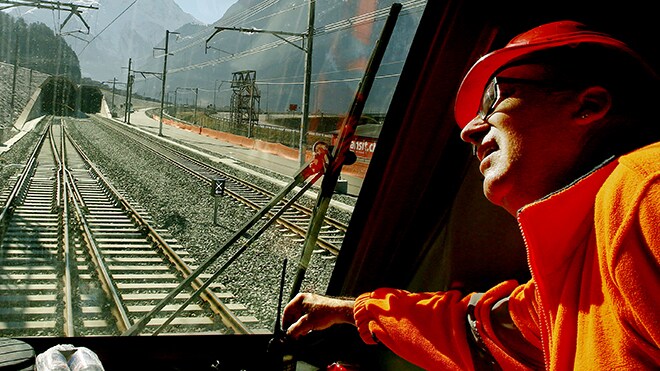 Las bocas del lado suizo del túnel ferroviario de San Gotardo en un viaje de prueba. 