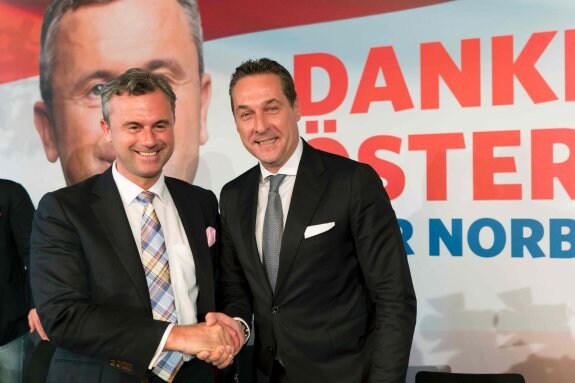 El excandidato a presidente por el FPO austriaco y el líder del partido se dan la mano. :: J. KLAMAR / AFP
