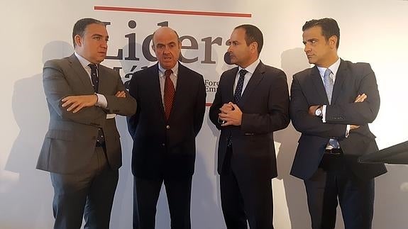 Elías Bendodo, Luis de Guindos, Manuel Castillo y Jorge González, tras finalizar el foro.