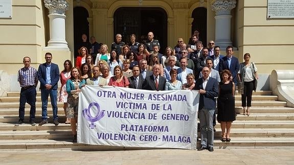 Minuto de silencio a las puertas del Ayuntamiento para condenar el último asesinato de una mujer en Mallorca. 